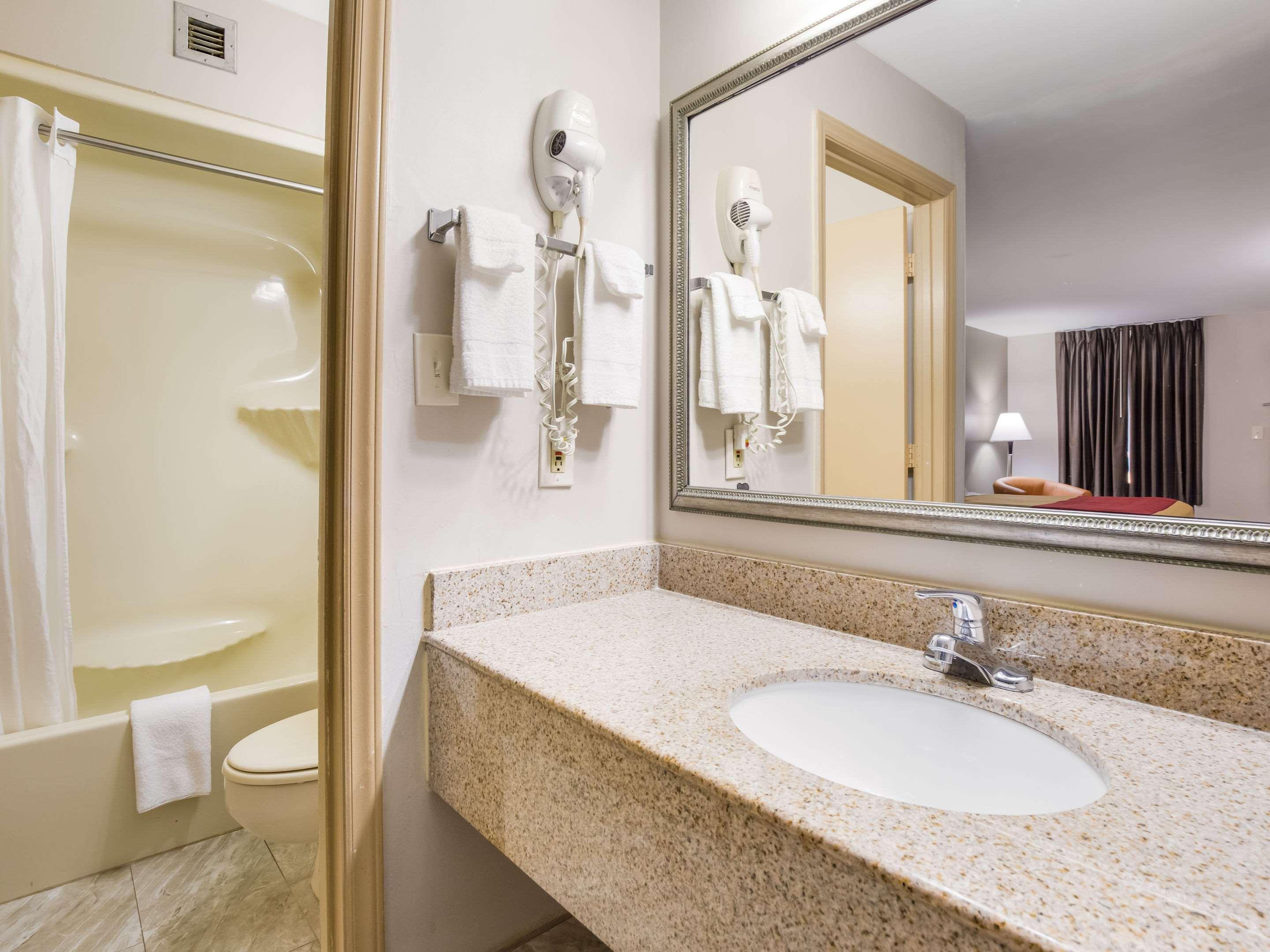 Econo Lodge Хендерсонвилл Экстерьер фото