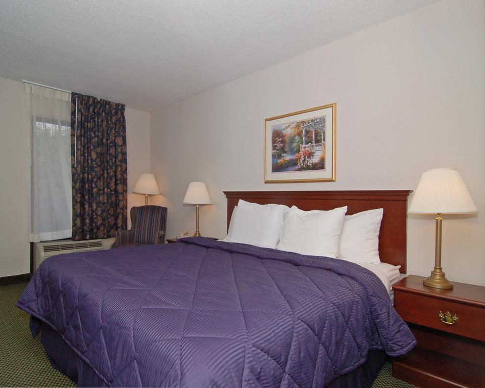 Econo Lodge Хендерсонвилл Экстерьер фото